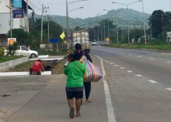 น้ำใจพ่อค้าผ้า ช่วยพ่อแม่ลูก พาไปส่งบขส. ให้ค่ารถกลับบ้านอีก 2 พัน